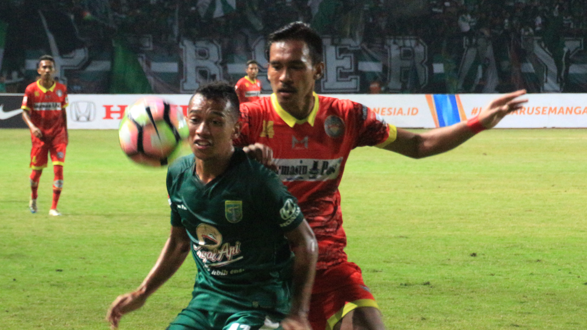 Winger Persebaya Irfan Jaya mendapat pengawalan ketat saat Persebaya kontra Martapura FC, (27/7) lalu. (Foto: Frd/Ngopibareng.id)