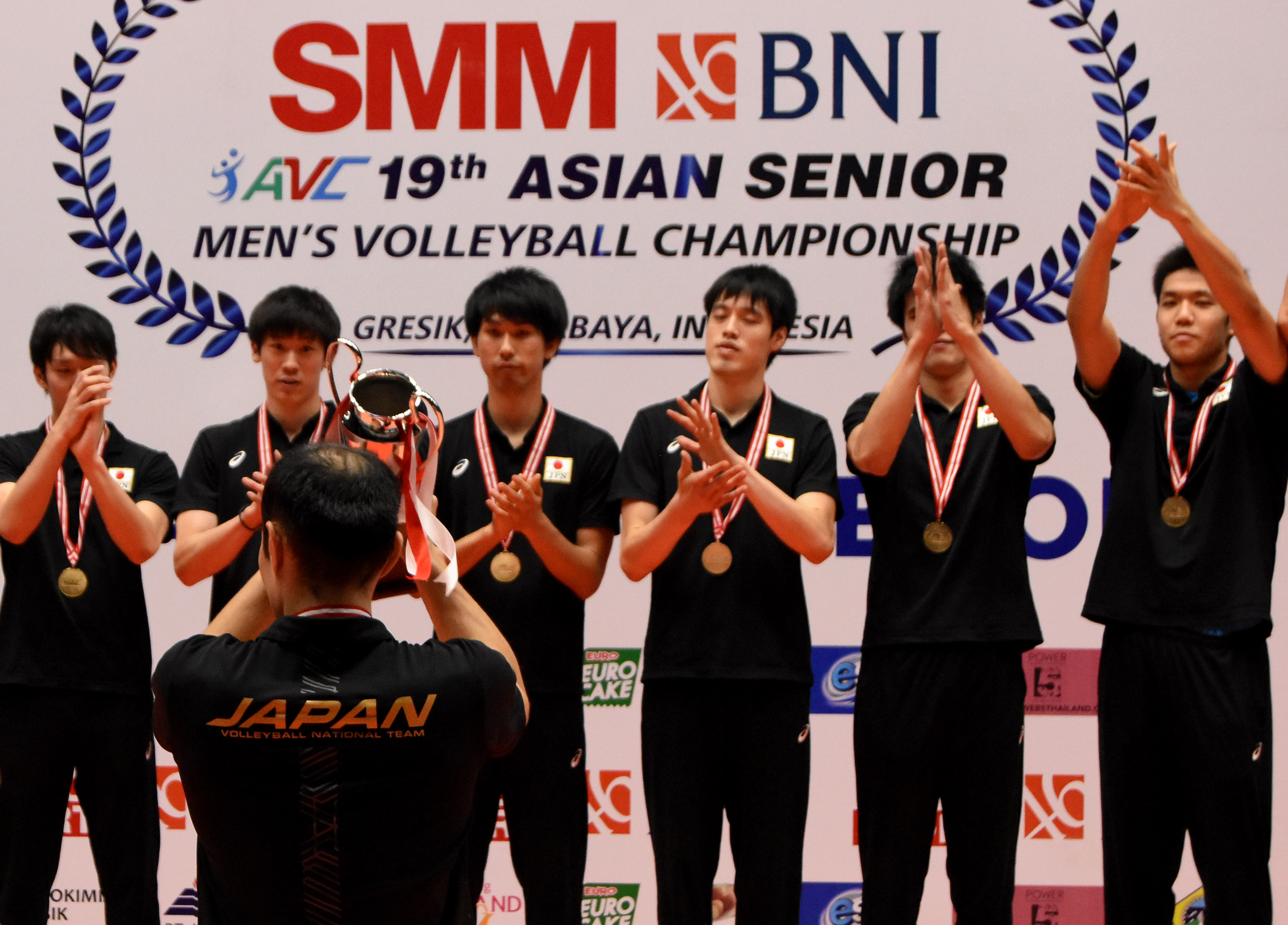 Pemberian penghargaan kepada pemenang Kejuaraan Voli Asia 2017 kepada Timnas Jepang. (foto: ngopibareng.id)