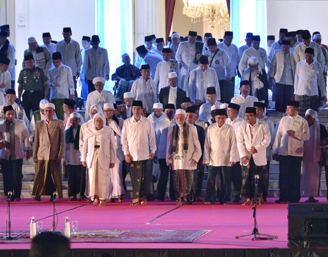 DZIKIR: Presiden Jokowi, Wapres Jusuf Kalla, dan para kiai bersiap Dzikir Bersama di Istana Merdeka Jakarta. (Biro Pers/Setpres)