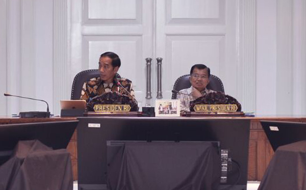 Presiden Joko Widodo memimpin rapat terbatas untuk memantau jalannya proyek strategis nasional (PSN) Provinsi Sumatra Barat pada Rabu, (2/8) di Kantor Presiden, Jakarta. (Foto: Biro Pers/Setpres) 