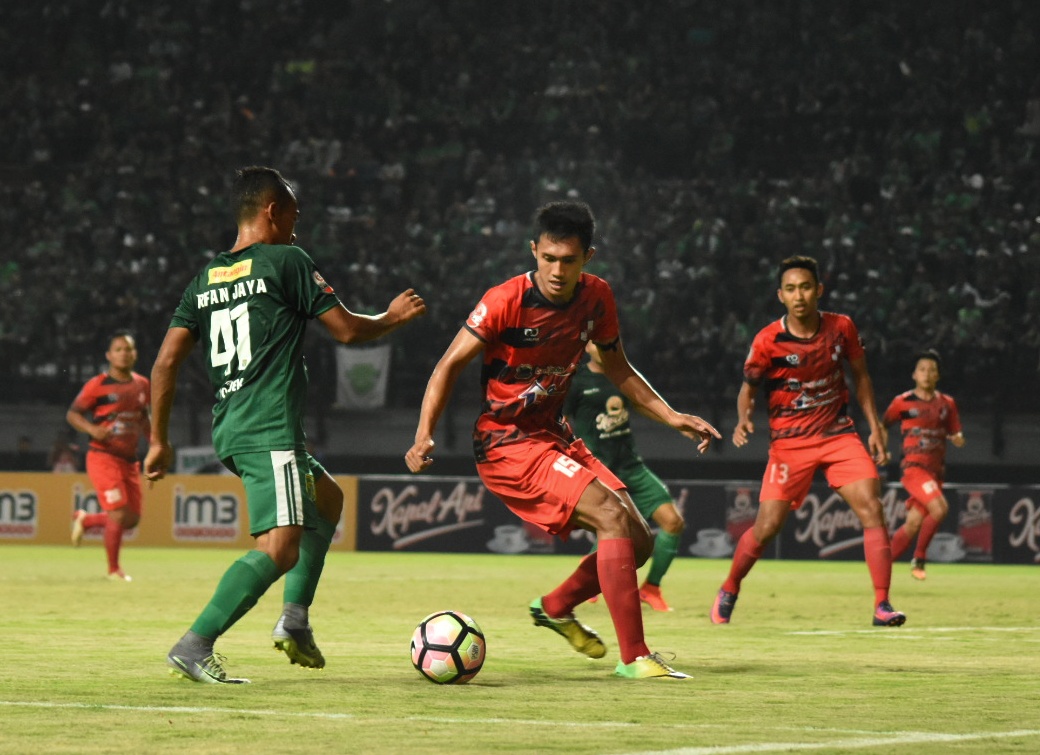 Persebaya (hijau) saat melawan PSBI Blitar (merah) pada pertandingan ke 10 grup 5 Liga 2 di Gelora Bung Tomo Surabaya, Rabu (2/8). (foto: hrs/ngopibareng)