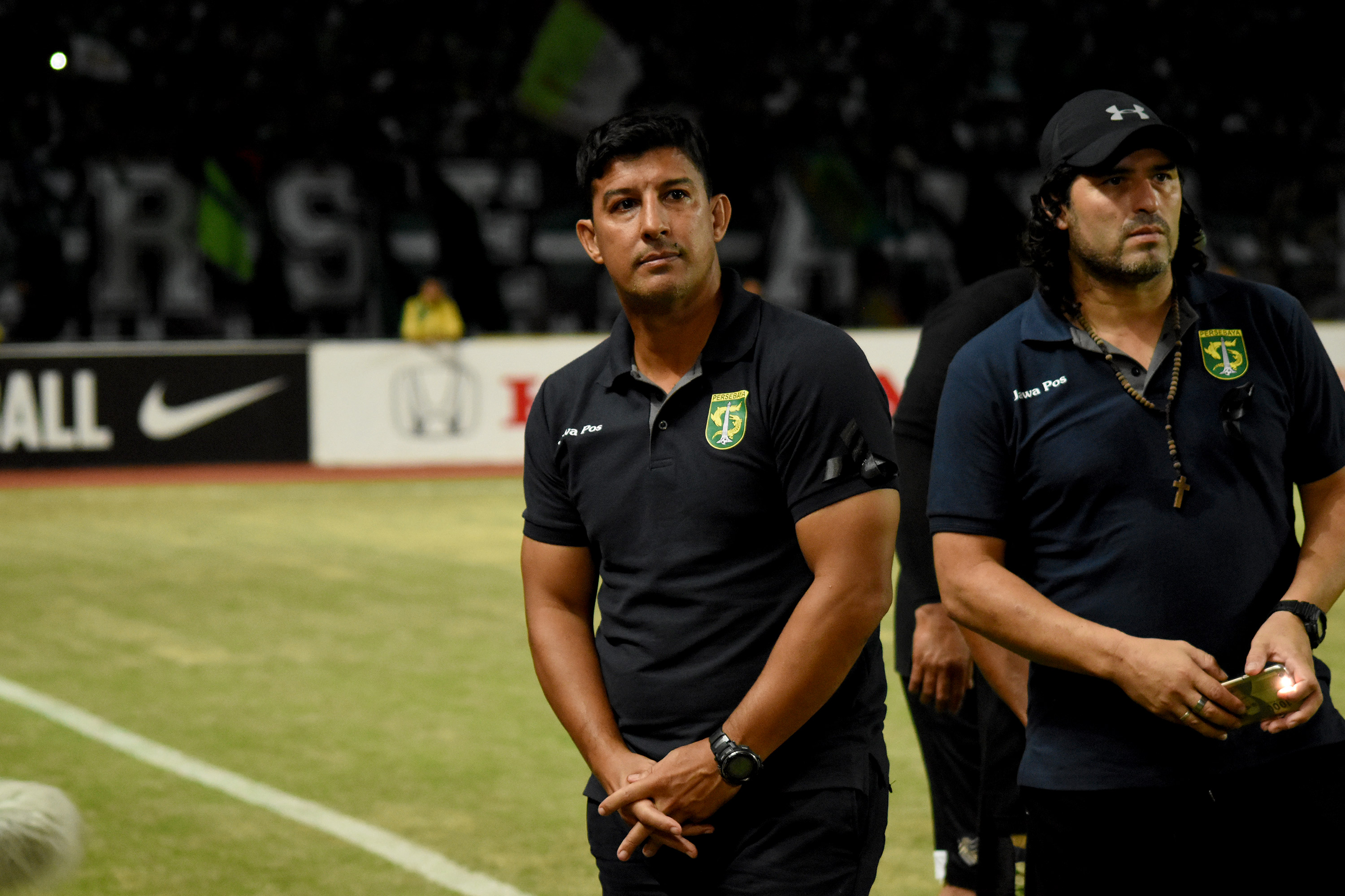 Pelatih Persebaya Surabaya Alfredo Vera (kiri) usai berdoa bersama, mengenang kepergian Bonek yang meninggal akibat kecelakaan. (foto: h/ngopibareng)