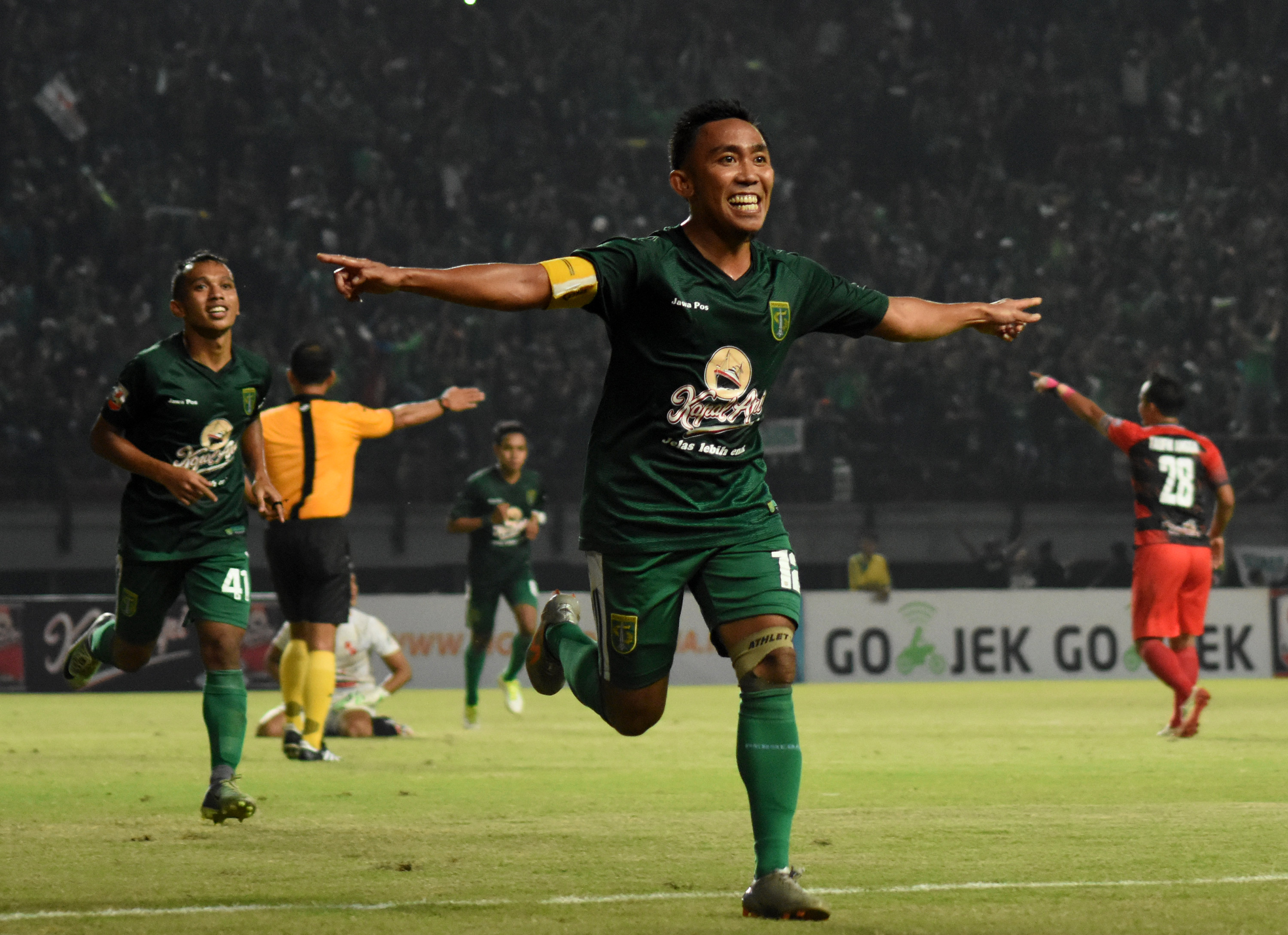 Selebrasi gol Rendi Irwan di menit 90, dan membuat Persebaya menang 4-0 atas PSBI Blitar, Rabu (2/8). (foto: h/ngopibareng.id)