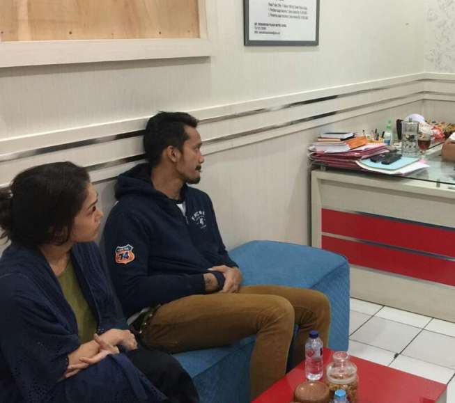 Beredar foto Tora dan Mieke yang tengah berada di ruang penyidik Pilres Metro Jakarta Selatan. (Foto: Istimewa)