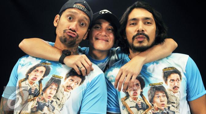 Tora Sudiro, Vino G Bastian, dan Abimana, dalam sebuah lakon film layar lebar.