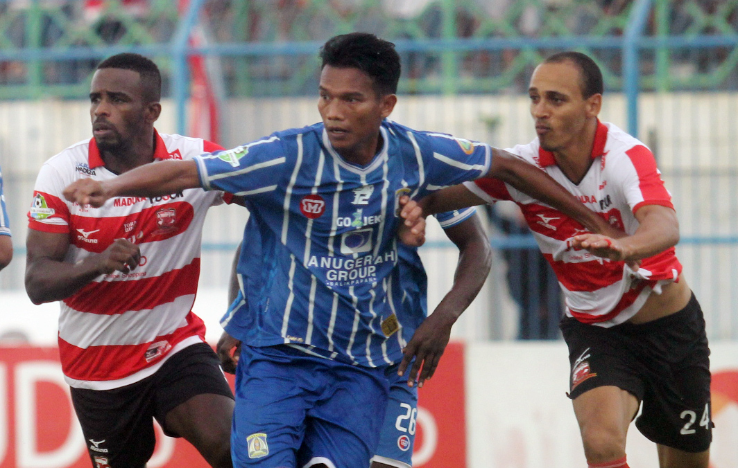 Duet tertajam Liga I,  Greg Nwokolo dan  Peter Odemwingie siap membongkar pertahanan Persela Lamongan dalam laga pembuka putaran kedua di Pamakesan, sore nanti. Foto: ngopibareng.id/tomi 