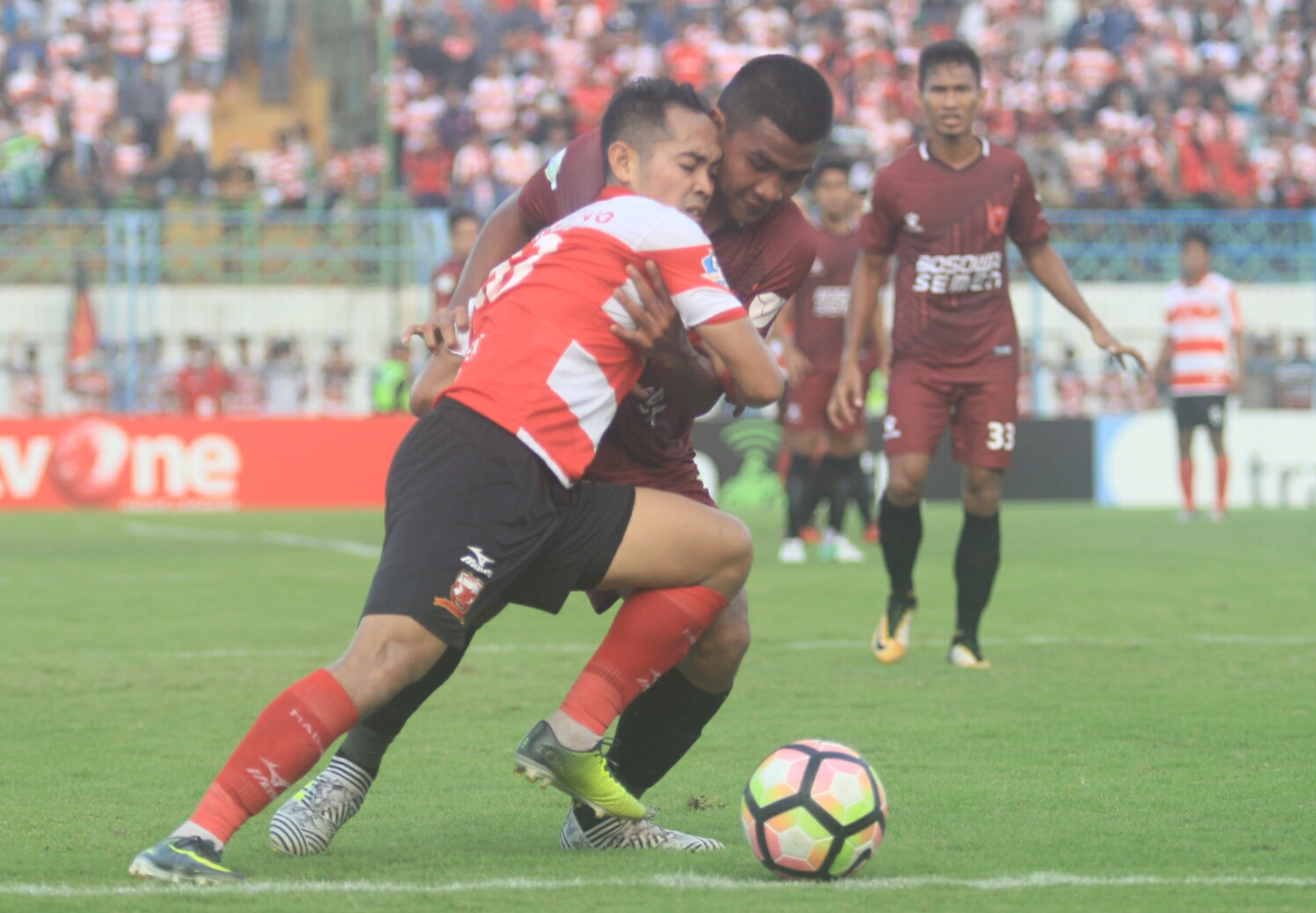 Gelandang Madura United, Slamet Nur Cahyo menjadi salah satu pencetak gol ke gawang Persela dalam lanjutan Liga I yang berakhir 2-1 di Stadion Pamekasan, sore ini. Foto: ngopi bareng.id/tomi 