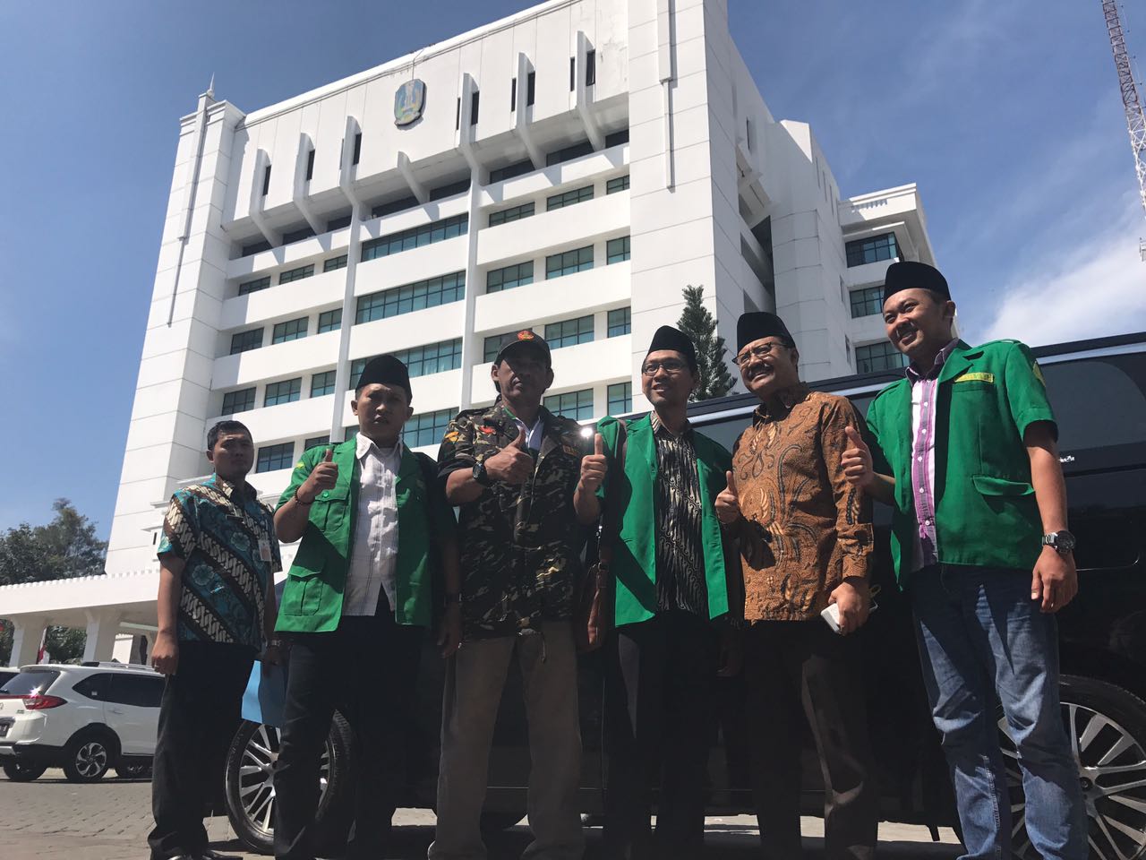  Gus Ipul dan jajaran PC GP Ansor Kota Surabaya di depan Kantor Gubernur Jatim lepas Solat Jumat (4/8) siang. (Foto: Istimewa.)