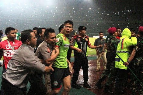 Aksi Kiper Martapura FC, Ali Budi Raharjo saat laga melawan Persebaya berbuntut skorsing 10 pertandingan. (foto: Ngopibareng.id)