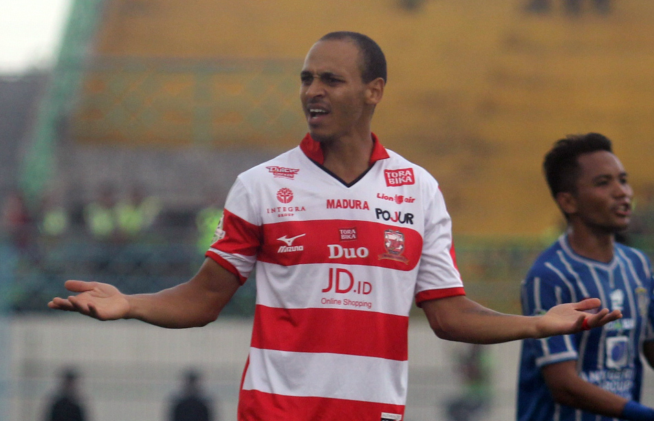 Madura United, Peter Odemwingie harus absen di laga melawan Bali United setelah menerima kartu kuning di pertandinga melawan Persela, pekan lalu. Foto: ngopibareng.id/tomi 