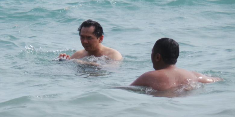 Foto Ahok sedang berlibur di subah pantai pribadi. (Foto: Fabian Januarius Kuwado)
