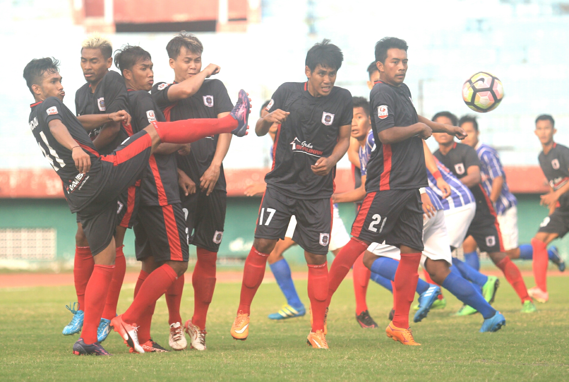 Pemain PSBK membuat pagar betis dalam laga lanjutan Liga 2 melawan Persida di Stadion Gelora Delta Sidoarjo, sore tadi. PSBI berhasil mempermalukan tuan rumah dengan skor, 2-1.  Foto:ngopibareng.id/tomi