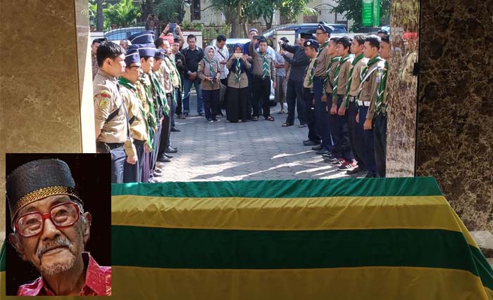 Upacara pemberangkatan jenazah Moeslimin BBA di rumah duka Rungkut Asri, Senin (7/8) pagi. Inzet, Moeslimin BBA. (foto: dokumentasi HW)