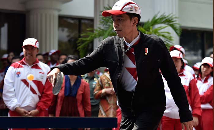 Presiden Joko Widodo mengembalikan bola saat bermain tenis meja melawan mantan pebulu tangkis nasional Susy Susanti dan atlet senior tenis meja Jopie Warsono usai melepas kontingen Indonesia ke SEA Games XXIX Malaysia di Kompleks Istana Kepresidenan, Jakarta, Senin (7/8). Presiden berpesan kepada seluruh atlet Indonesia untuk menunjukkan daya juang tinggi dan sportif saat berlaga dalam SEA Games XXIX di Kuala Lumpur, Malaysia, 19-30 Agustus 2017. (foto: puspa perwitasari/antara)