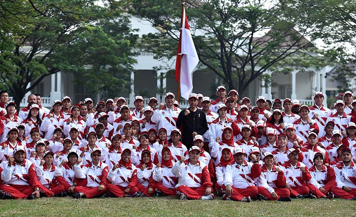 Presiden Joko Widodo (tengah) foto bersama dengan kontingen Indonesia ke SEA Games XXIX Malaysia di Kompleks Istana Kepresidenan, Jakarta, Senin (7/8). Presiden berpesan kepada seluruh atlet Indonesia untuk menunjukkan daya juang tinggi dan sportif saat berlaga dalam SEA Games XXIX di Kuala Lumpur, Malaysia, 19-30 Agustus 2017. (foto:puspa perwitasari/antara)