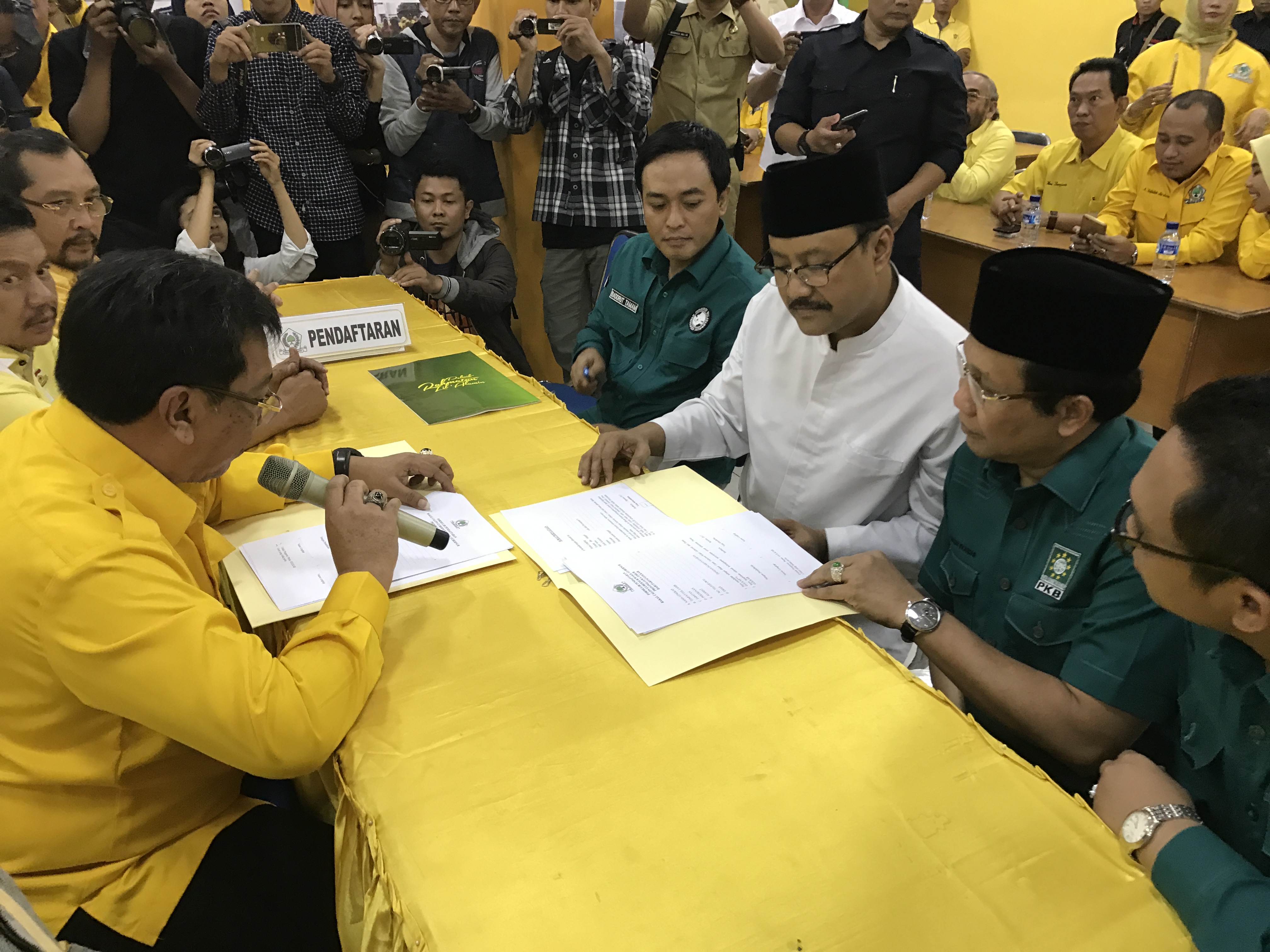 Gus Ipul saat mengambil formulir pendaftaran di Golkar Jatim