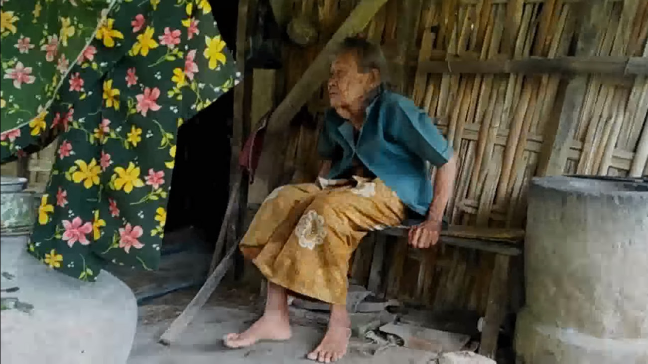 Mbah Tinah, nenek berusia 120 tahun yang hidup sebatangkara di Ngawi, Jawa Timur. (Dok. Gerakan Ngawi Peduli)