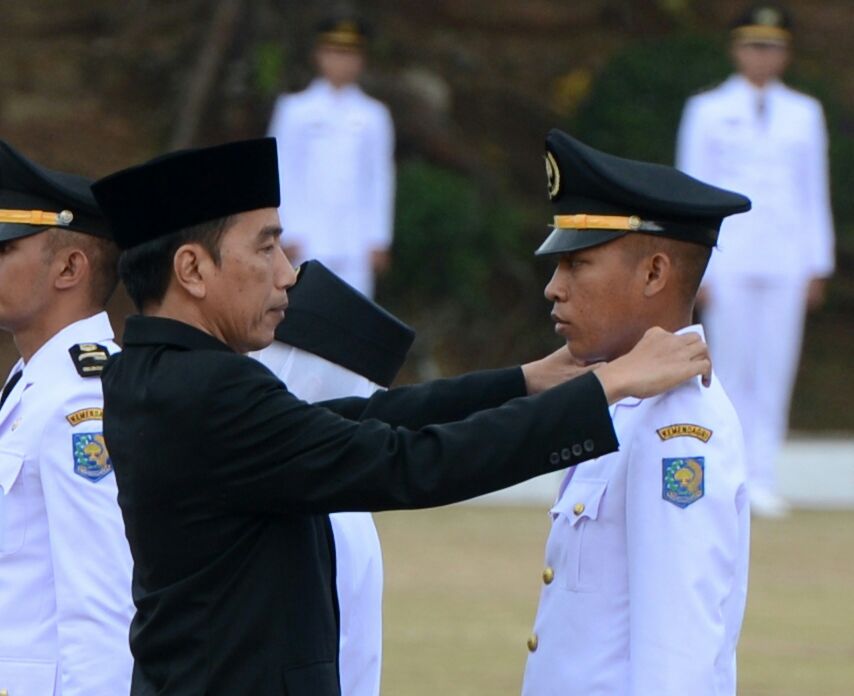 Presiden Joko Widodo  melepas para Pamong Praja Muda lulusan Institut Pemerintahan Dalam Negeri (IPDN) Angkatan XXIV Tahun 2017, Selasa (8/8), di Lapangan Parade Abdi Praja IPDN, Jatinangor, Kabupaten Sumedang, Provinsi Jawa Barat. (Foto: Biro Pers/Setpres)