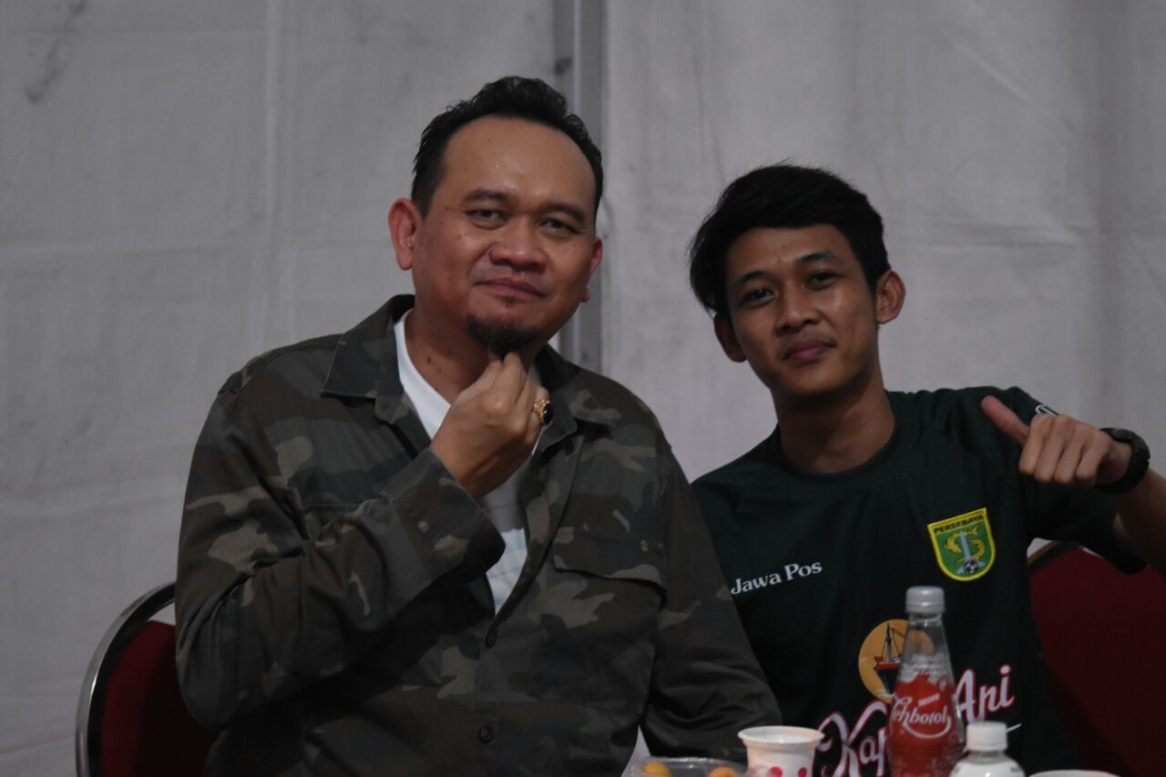 Potret Cak Lontong bersama salah satu Bonek Mania. (Foto: hrs)