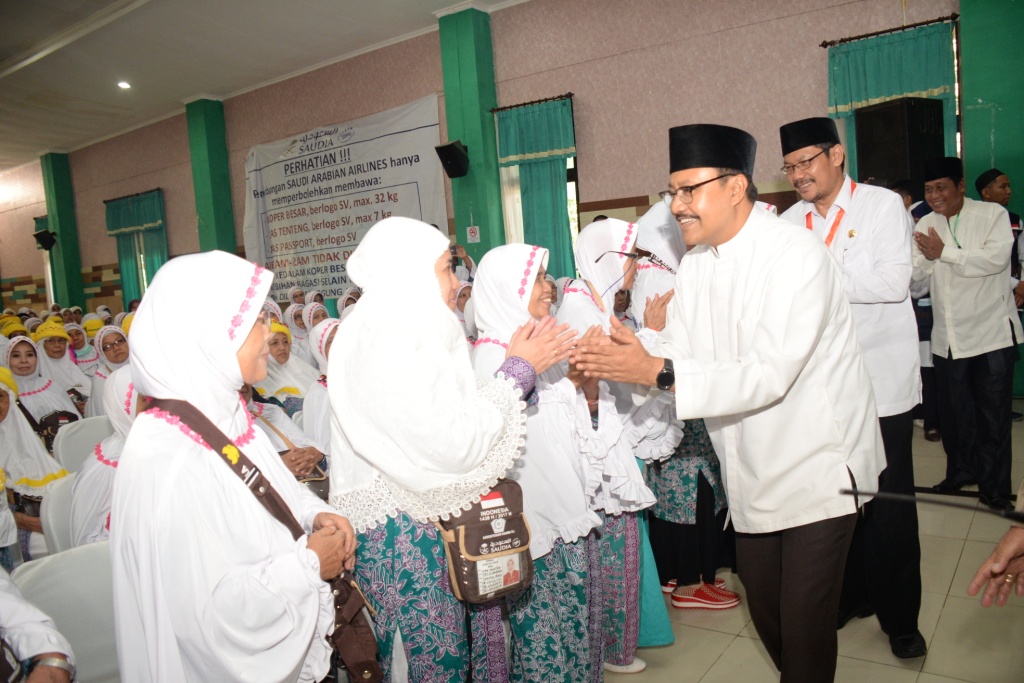 Wagub Jatim Saifullah Yusuf (Gus Ipul) ketika memberangkatkan calon haji dari Asrama Haji Sukolilo, Rabu (9/8/2017)