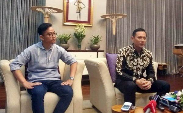 Putra sulung Presiden RI ke-6 Susilo Bambang Yudhoyono (SBY) bertemu dengan anak sulung Presiden Jokowi, Gibran Rakabuming Raka, di Istana Negara, Jakarta, Kamis (10/8).