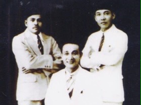 Buya Hamka dan Bung Karno berdiri, bersama Abdul Karim Oei (tengah).