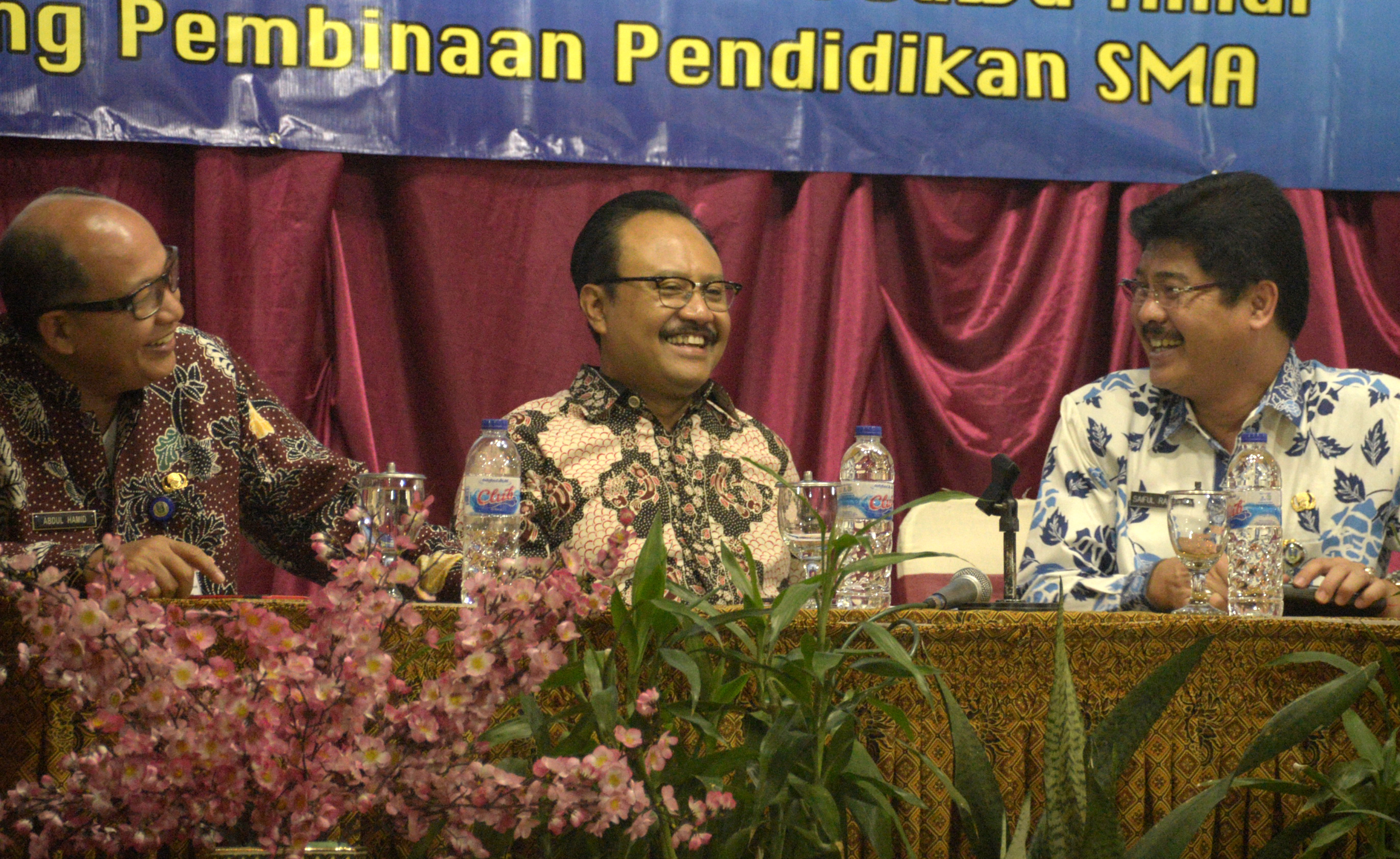 Wagub Jatim Saifullah Yusuf (tengah) berbincang dengan Kepala Dinas Pendidikan Jatim Saiful Rachman, saat pembekalan anti pungli bagi Kepala SMA se Jatim, Jumat (11/8/2017)