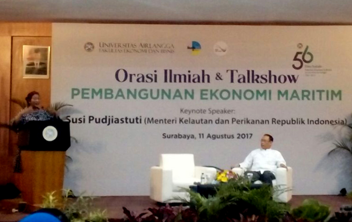 Menteri Kelautan dan Perikanan, Susi Pudjiastuti saat Orasi Ilmiah Pembanguna Ekonomi Maritim dalam peringatan Dies Natalis ke- 56 Fakultas Ekonomi dan Bisnis (FEB) Universitas Airlangga (Unair), Surabaya, Jumat (11/8).