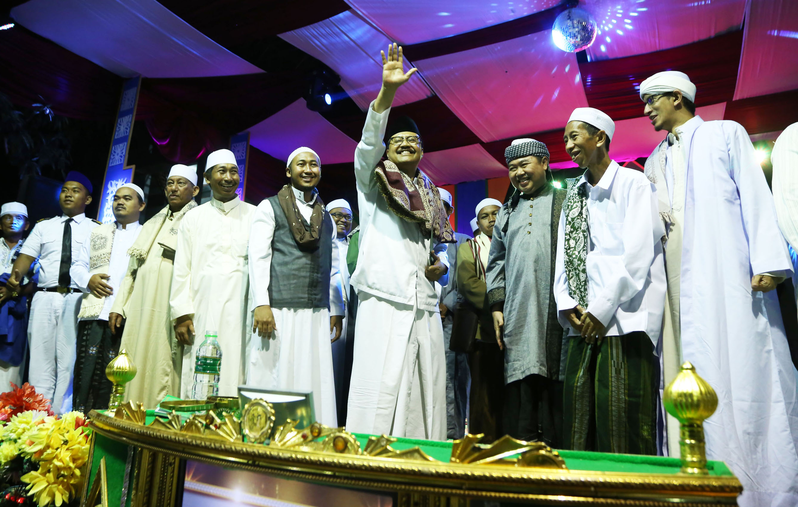 Wagub Jatim Saifullah Yusuf (melambaikan tangan tengah) ketika menghadiri haul ke 30 KH. Hasyim Mino di Pesantren Nurul Qodim Probolinggo, Kamis (10/8/2017)