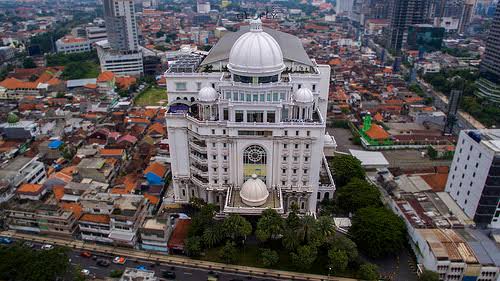 Gedung The Empire Palace yang bergaya Romawi ini kini sedang dalam sengketa.