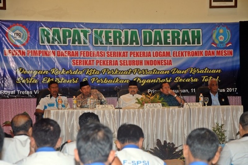 Gus Ipul saat membuka rapat kerja daerah Federasi Serikat Pekerja Logam, Elektronik dan Mesin (LEM) Serikat Pekerja Seluruh Indonesia (SPSI) Jatim di Hotel Royal Tretes View Kab. Pasuruan, Jum'at (11/8). (Foto: Humas Pemprov)