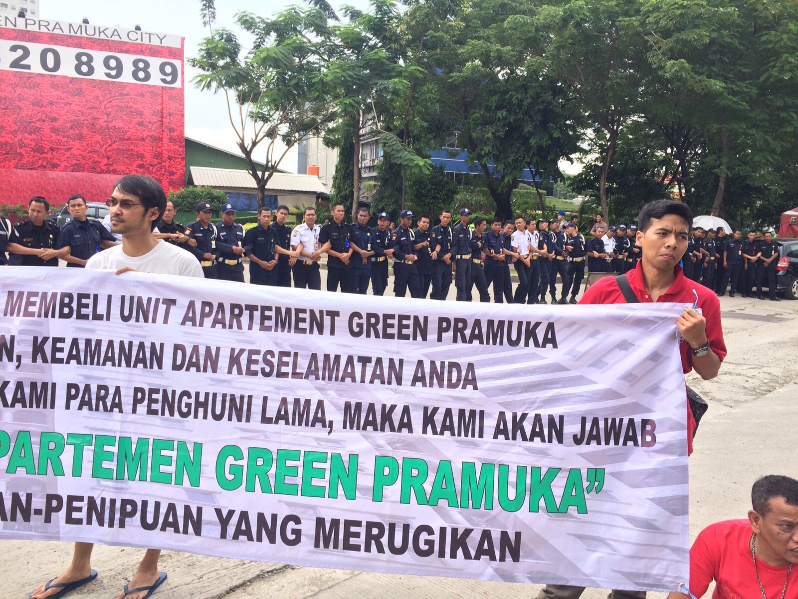 Warga Green Pramuka Memegang Spanduk Menuntut Tanggung Jawab Pengelola. (Foto: muhadkly.com)