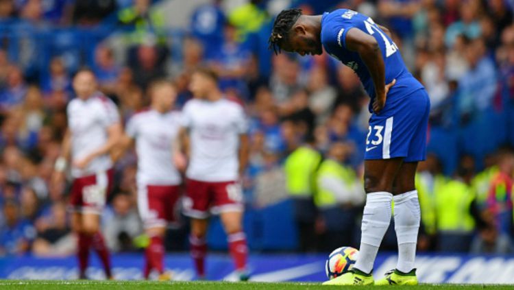 Pemain Chelsea Michy Batshuayi tertunduk lesu usai dipermalukan Burney dalam laga perdana Liga Inggris musim 2016-2012, tadi malam. Foto: afp