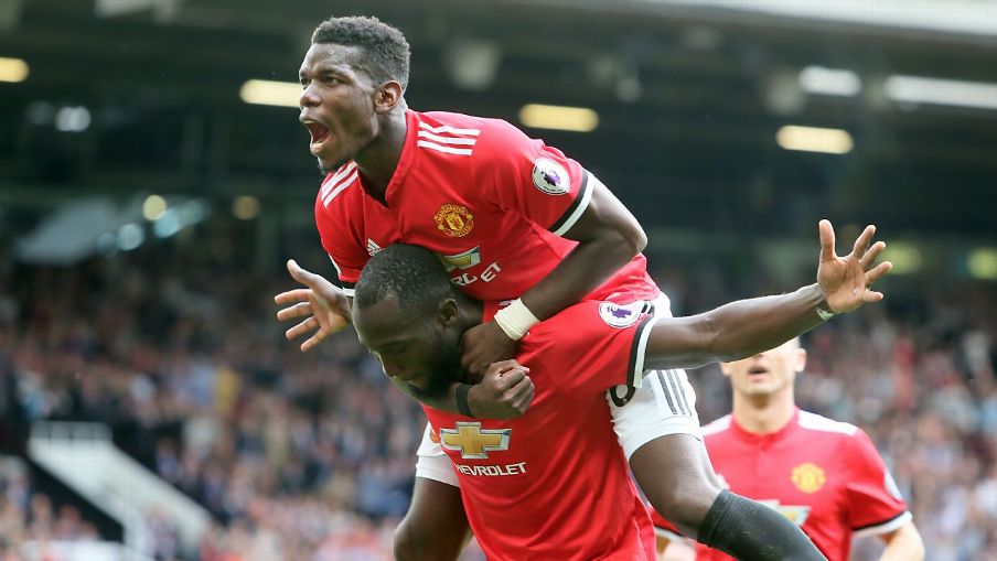 Dua pemain Manchester United, Paul Pogba dan Lukaku melakukan selebrasi usai menang telak atas West Ham United, 4-0, dalam partai terakhir pekan pertama Liga Inggris, tadi malam. foto;espnfc.com    