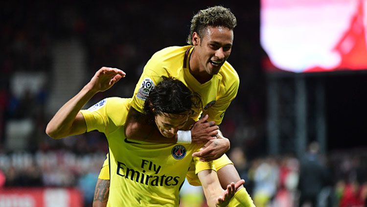 Neymar merayakan kemenangan bersama tim barunya PSG, sementara di waktu bersamaan tim lamanya, Barcelona kalah dari Real Madrid, 1-3 di ajang Piala Super Spanyol.
