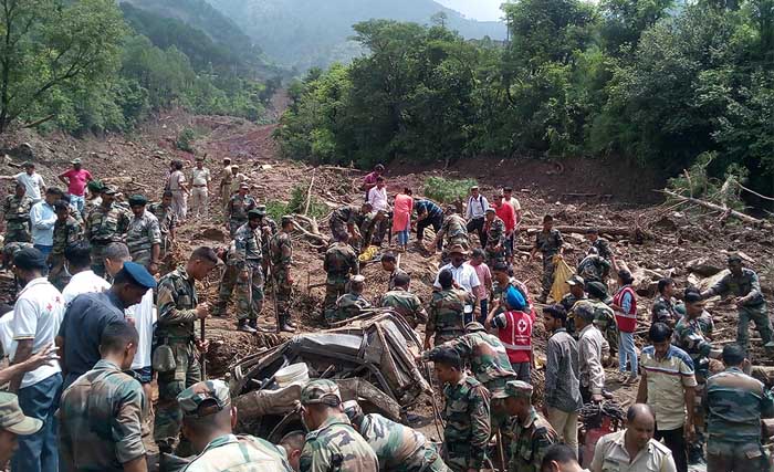  	Shimla, India: Tentara India dan tim penyelamat mencari korban di area tanah longsor 200 km dari ibu kota negara bagian Himachal Pradesh, Shimla, 13 Agustus 2017. Sedikitnya enam orang tewas dan belasan lainnya hilang setelah tanah longsor menerjang dua bus di area pegunungan di utara India, kata pejabat. (foto: afp) 