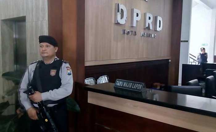 Aparat keamanan menjaga  kantor DPRD Kota Malang. Beberapa orang anggota dewan akan diperiksa secara maraton oleh KPK. (foto:dok.sindonews)