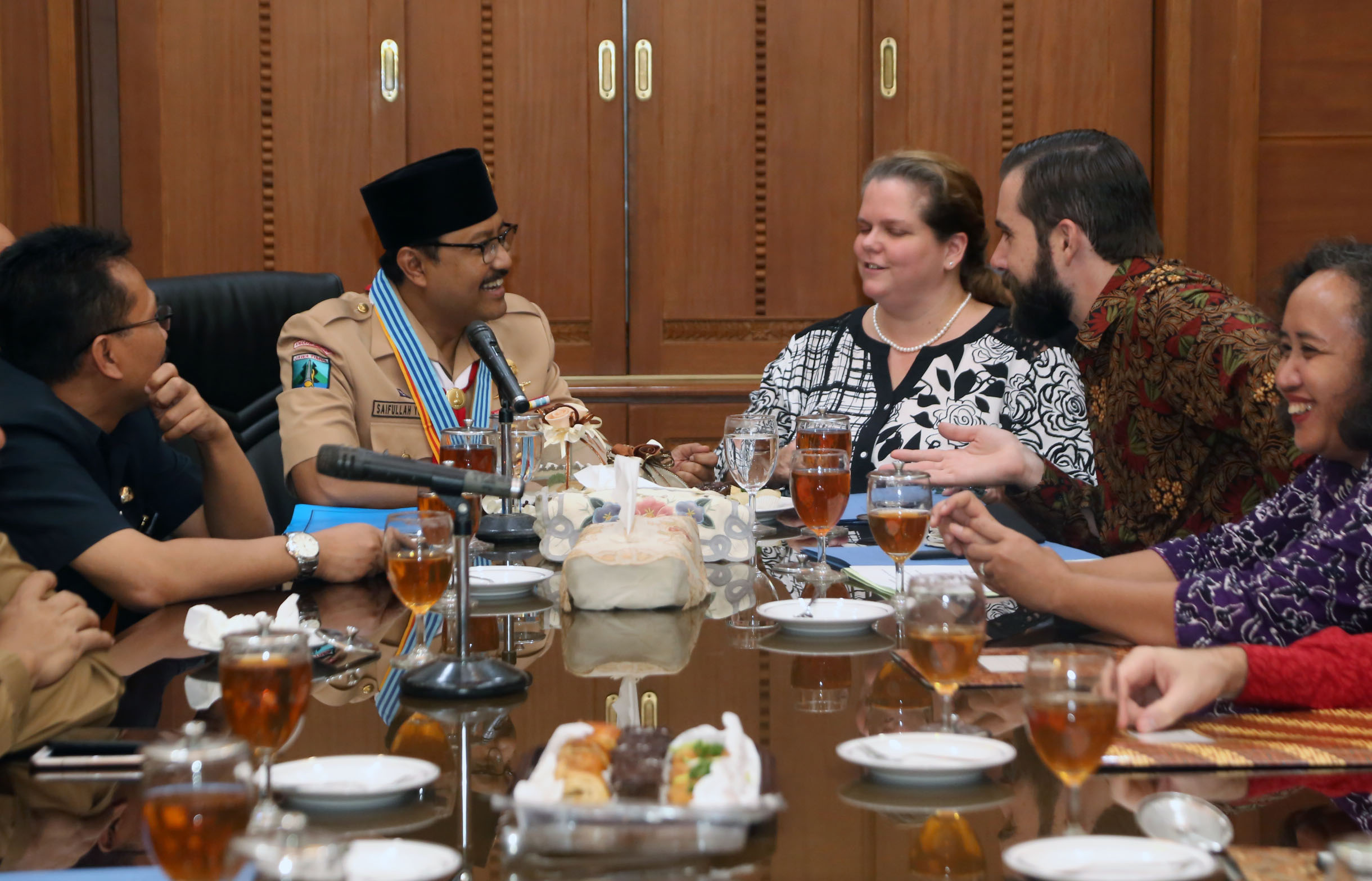 Wagub Jatim Saifullah Yusuf (tengah) ketika menerima rombongan dari USAID, Senin (14/8/2017)