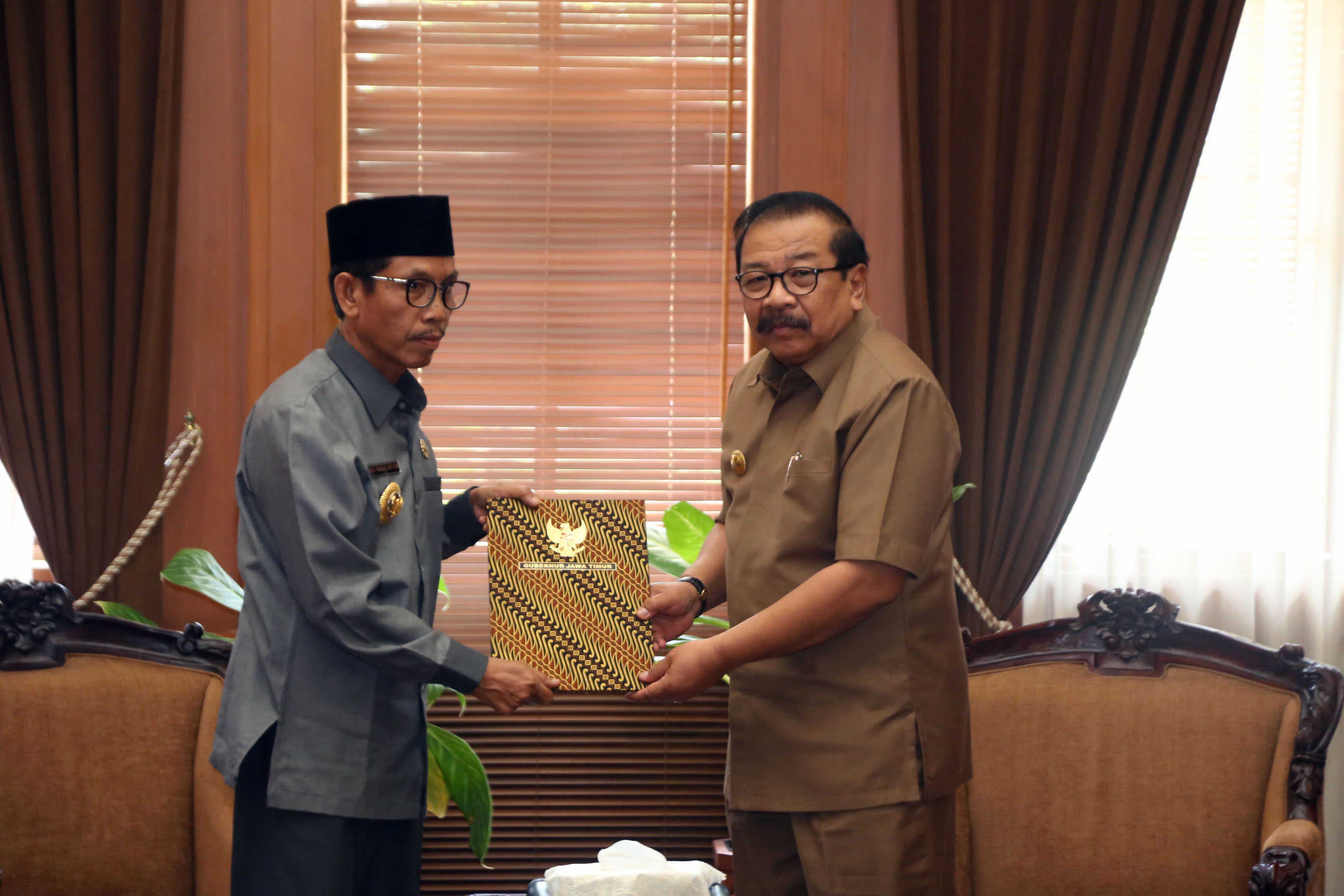 Gubernur Jatim memberikan SK Plt Bupati Pamekasan