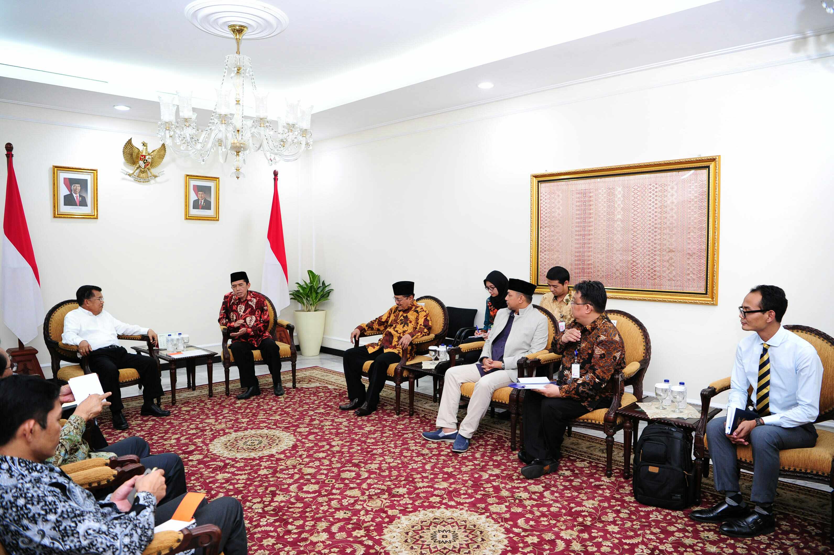 Wapres JK sedang menerima Zaimuddin Wijaya. Foto Johanes KIP