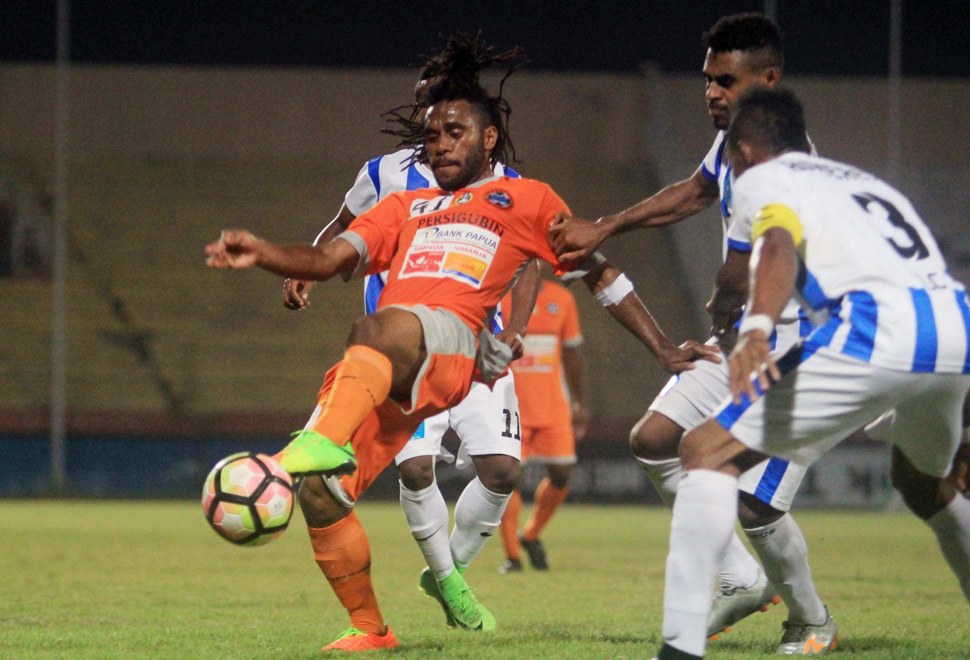 Pemain baru Persugubin Gunung Bintang dikepung para pemain berrtahan PSBS Biak dalam laga perdana putaran kedua Liga 2 Grup 8 di Stadion Gelora Delta, Sidoarjo, tadi malam. foto; ngopibareng/tomi