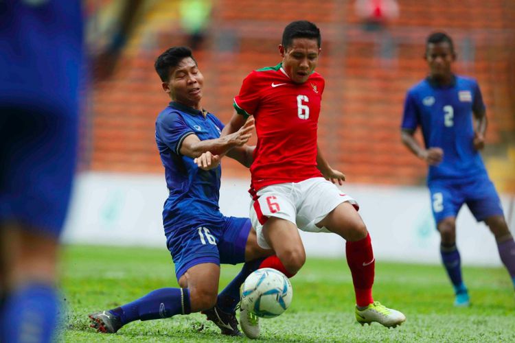 Gelandang Timnas Indonesia Evan Dimas saat ditabrak pemain Thailand pada laga pertama Sea Games 2017.foto;bolasport 