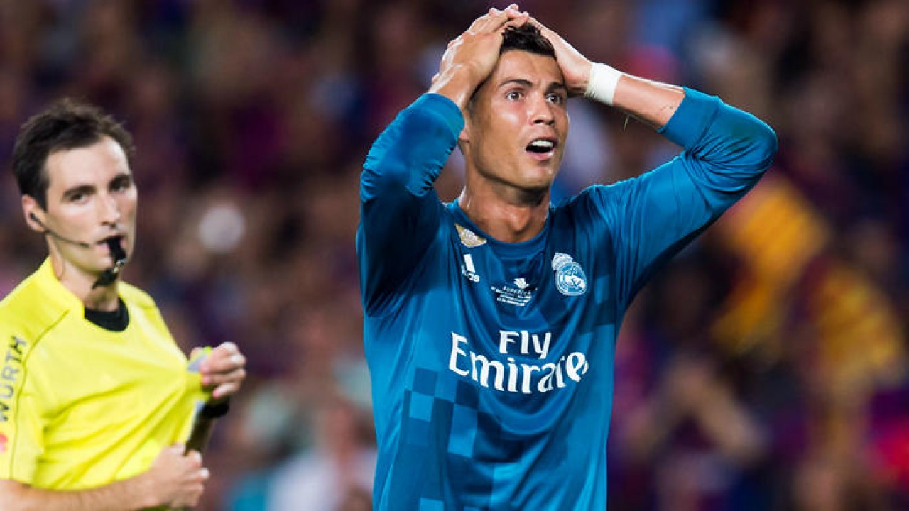 Ekspresi tak percaya Cristiano Ronaldo saat mendapatkan kartu merah dalam laga melawan Barcelona di Piala Super Spanyol. foto; espnfc 