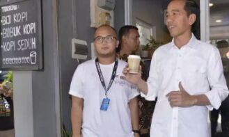 Presiden ngopibareng dengan kopi produk lokal. foto:kantor staf presiden