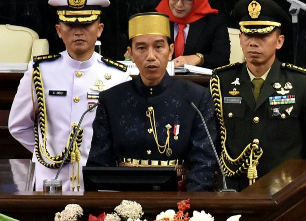 Presiden Jokowi menggunakan baju adat Bugis saat menghadiri Sidang Tahunan MPR, di Gedung Nusantara MPR/DPR/DPD, Jakarta, Rabu (16/8) pagi. (Foto: Setkab)