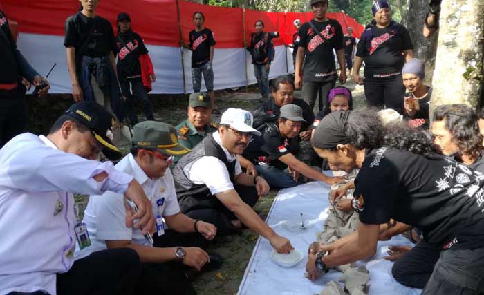 Wagub Jatim Saifullah Yusuf alias Gus Ipul hari Rabu (16/7) pagi makan nasi bungkus sambil lesehan di Pos Jaga Taman Wisata Tretes, Pasuruan Gus Ipul,  bersama para pendaki yang akan mengibarkan bendera Merah Putih di Jalur Gung Arjuno-Welirang. (foto: antara)