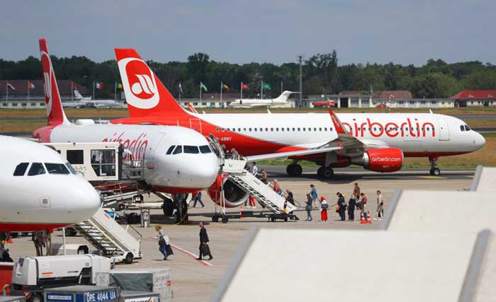 Pesawat Air Berlin sedang menaikkan penumpang di Tegel Airport, Berlin, bulan lalu. Kemarin maskapai ini mengajukan kebangkrutan. (foto: reuter)