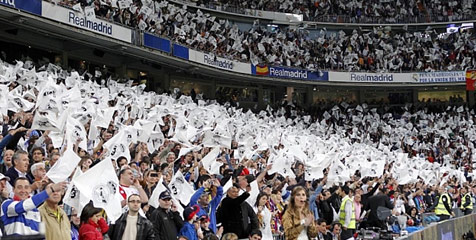 Pada menit ke tujuh pertadingan Real Madrid vs Barcelona, dini hari nanti, Stadion Santiago Benarbeu akan menjadi lautan saputangan putih. 