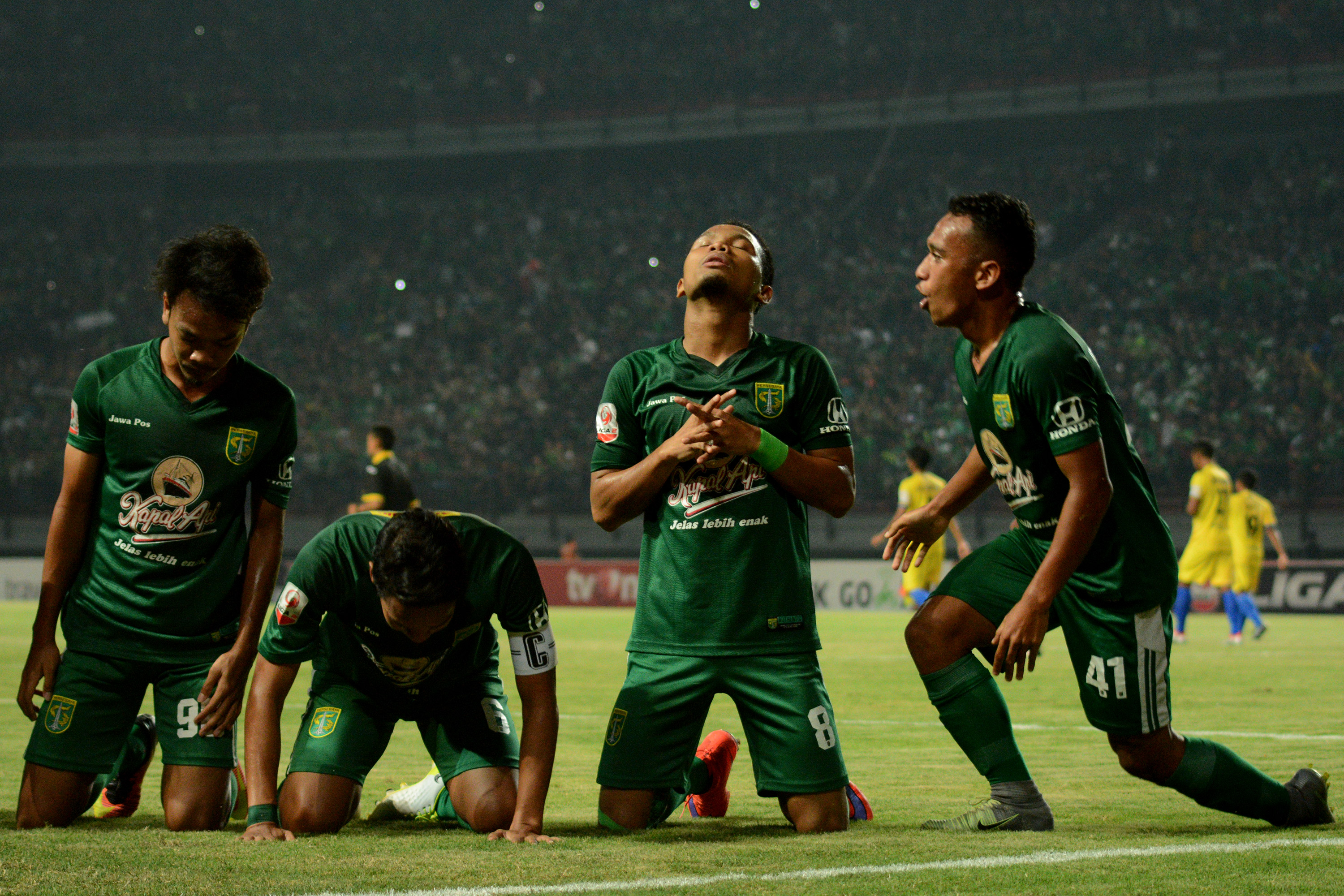 Oktafianus Fernando pencetak gol pertama Persebaya Surabaya saat melawan PSIM Yogyakarta di Stadion Gelora Bung Tomo, Surbaya, Rabu (16/8). (foto: haris/ngopibareng.id)