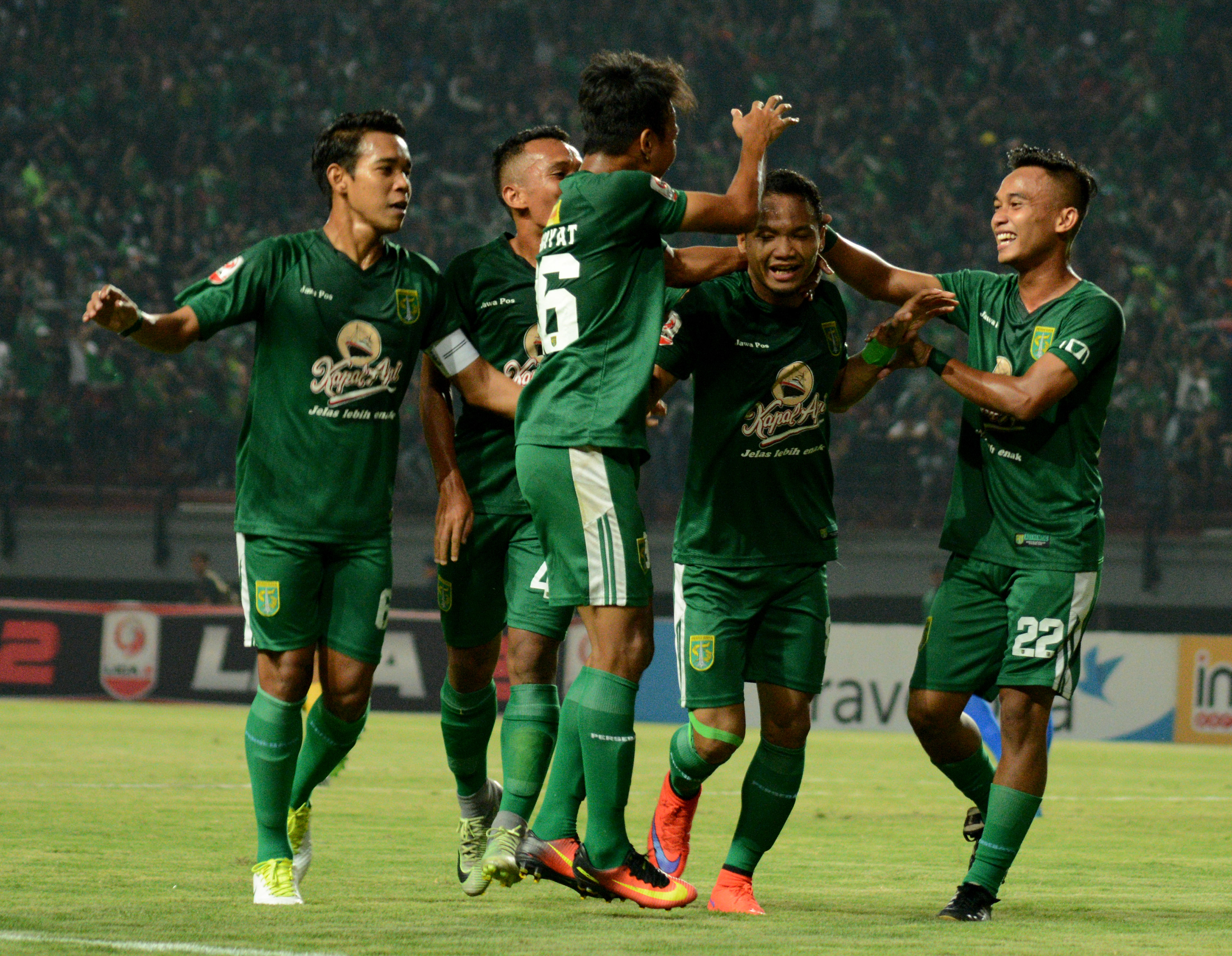 Selebrasi gol pertama Persebaya yang dicetak oleh Oktafianus Fernando, saat jamu PSIM Yogyakarta, di Stadion Gelora Bung Tomo, Surabaya, Rabu (16/8). (Foto: Hrs/ngopibareng.id)